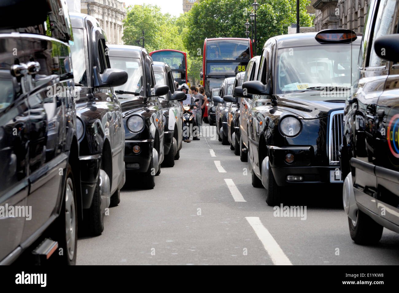 Si stima che 12.000 i tassisti londinesi di protesta contro il nuovo smartphone app 'uber' che aiuta le persone a ordinare i taxi, ma i piloti dire è illegale. Whitehall in una fase di stallo. Londra, Regno Unito. 11 giugno 2014. Foto Stock