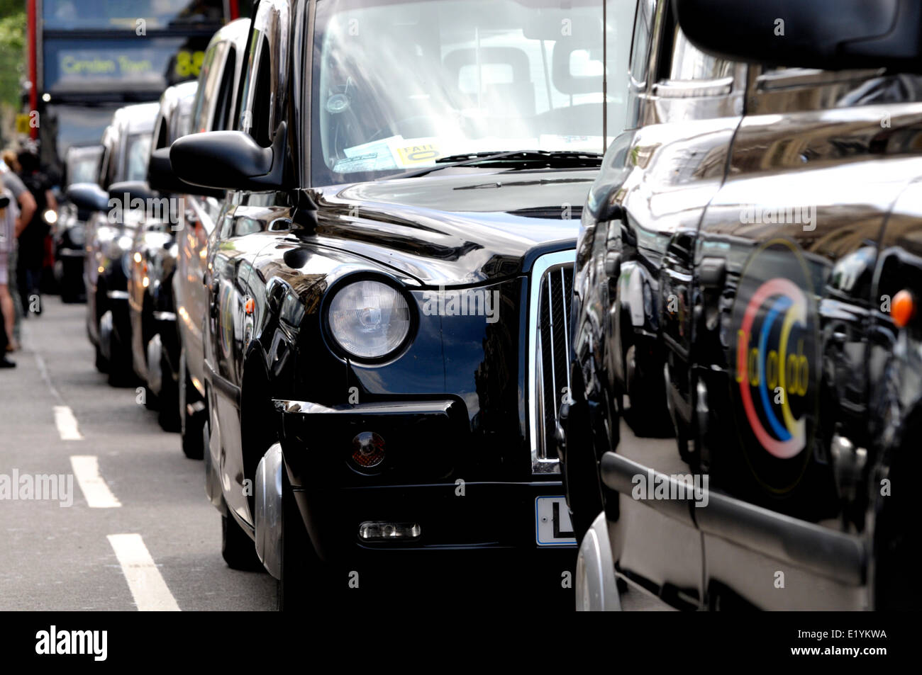 Londra, Regno Unito. 11 giugno 2014. Si stima che 12.000 i tassisti londinesi di protesta contro il nuovo smartphone app 'uber' che aiuta le persone a ordinare i taxi, ma i piloti dire è illegale. Whitehall fermo Foto Stock
