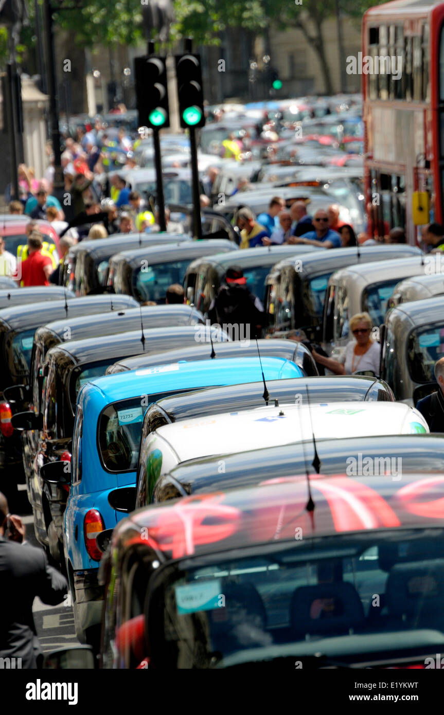Londra, Regno Unito. 11 giugno 2014. Si stima che 12.000 i tassisti londinesi di protesta contro il nuovo smartphone app 'uber' che aiuta le persone a ordinare i taxi, ma i piloti dire è illegale. Whitehall fermo Credito: PjrNews/Alamy Live News Foto Stock