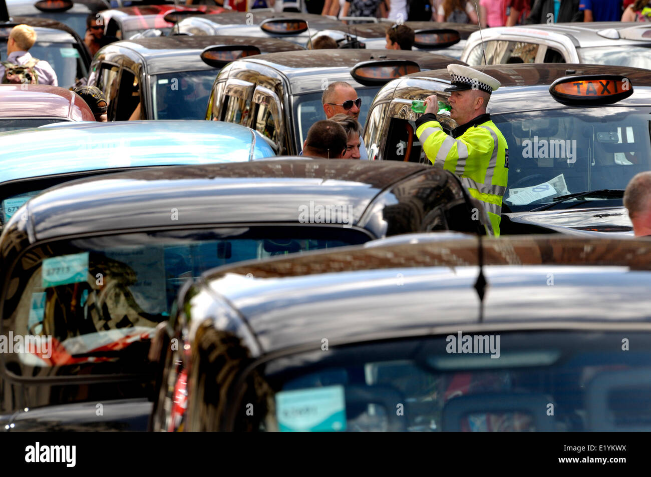 Londra, Regno Unito. 11 giugno 2014. Si stima che 12.000 i tassisti londinesi di protesta contro il nuovo smartphone app 'uber' che aiuta le persone a ordinare i taxi, ma i piloti dire è illegale. Whitehall fermo Credito: PjrNews/Alamy Live News Foto Stock