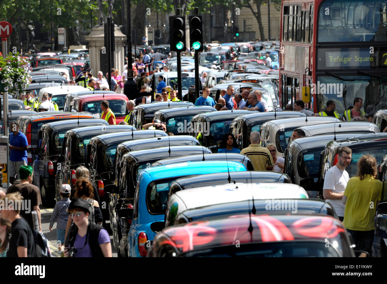 Londra, Regno Unito. 11 giugno 2014. Si stima che 12.000 i tassisti londinesi di protesta contro il nuovo smartphone app 'uber' che aiuta le persone a ordinare i taxi, ma i piloti dire è illegale. Whitehall fermo Foto Stock