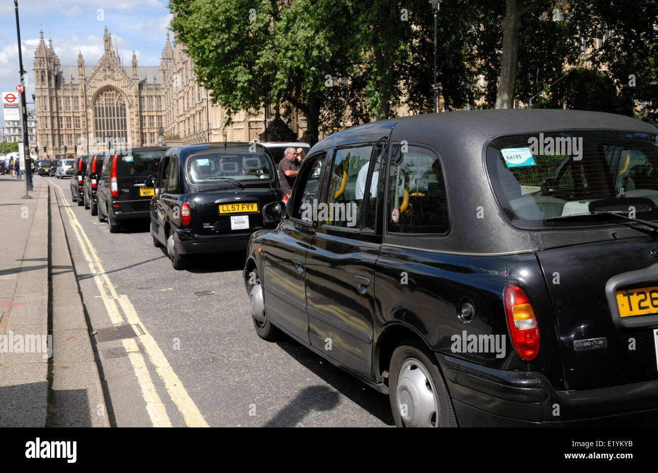 Londra, Regno Unito. 11 giugno 2014. Si stima che 12.000 i tassisti londinesi di protesta contro il nuovo smartphone app 'uber' che aiuta le persone a ordinare i taxi, ma i piloti dire è illegale. Foto Stock