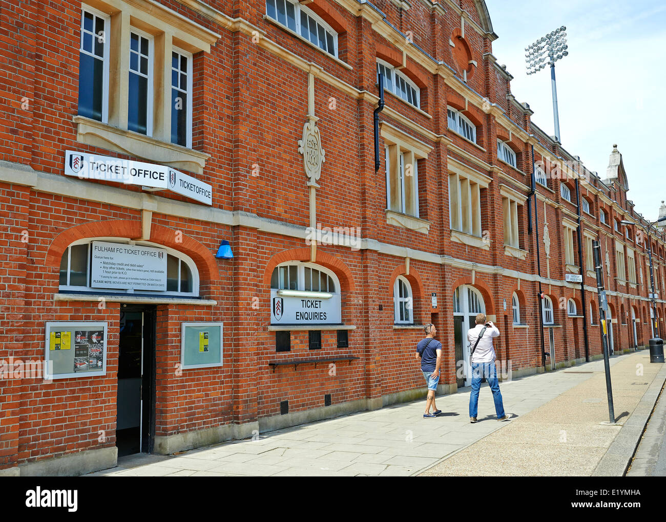 LONDON, Regno Unito - 06 giugno: ufficio biglietti dallo stadio di Fulham FC, due mans camminando su Giugno 06, 2014 a Londra. Foto Stock