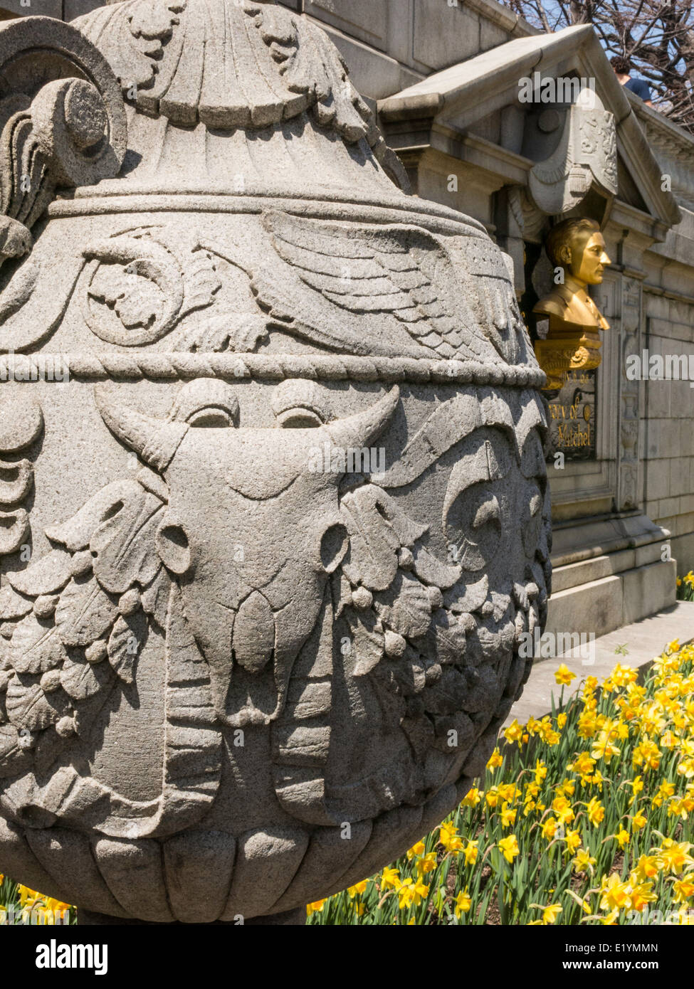 Il teschio di bufalo sculture su urna decorativo, John Purroy Mitchell Memorial, al Central Park di New York Foto Stock