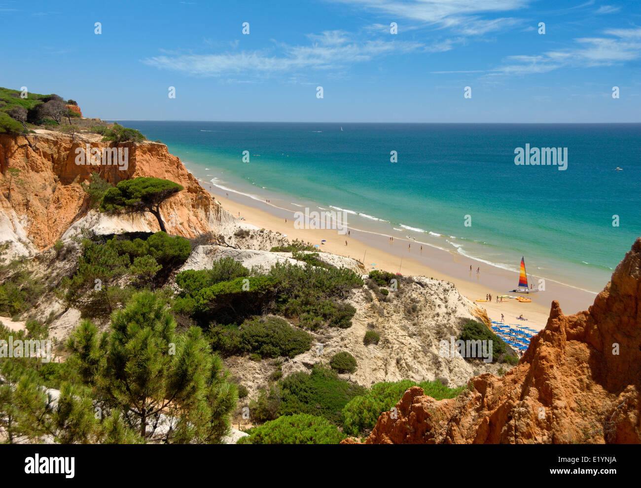 Il Portogallo, Algarve, spiaggia Praia da Falesia di fronte lo Sheraton Hotel Foto Stock