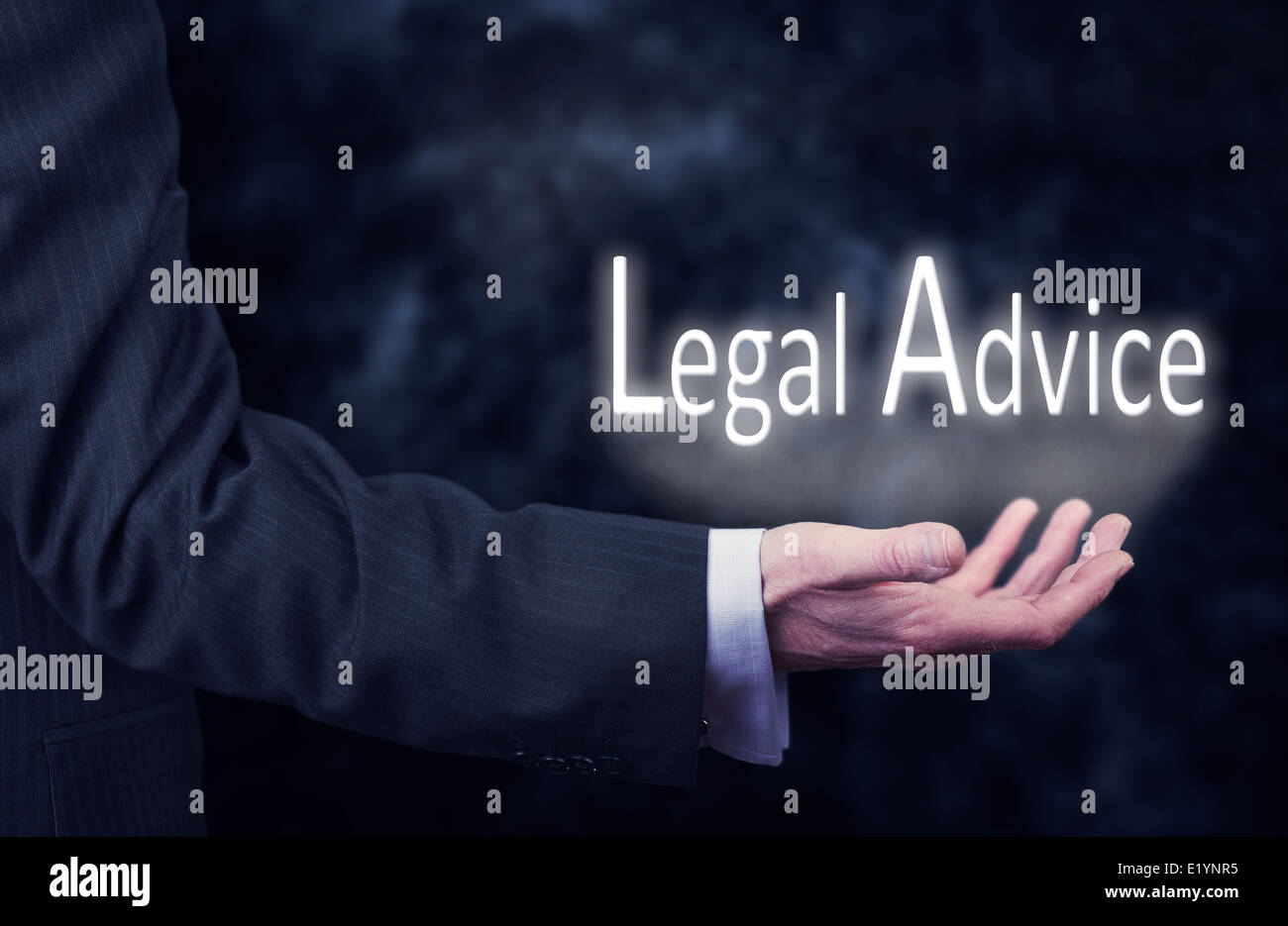 Un imprenditore il mano che trattiene le parole, consulenza legale. Foto Stock