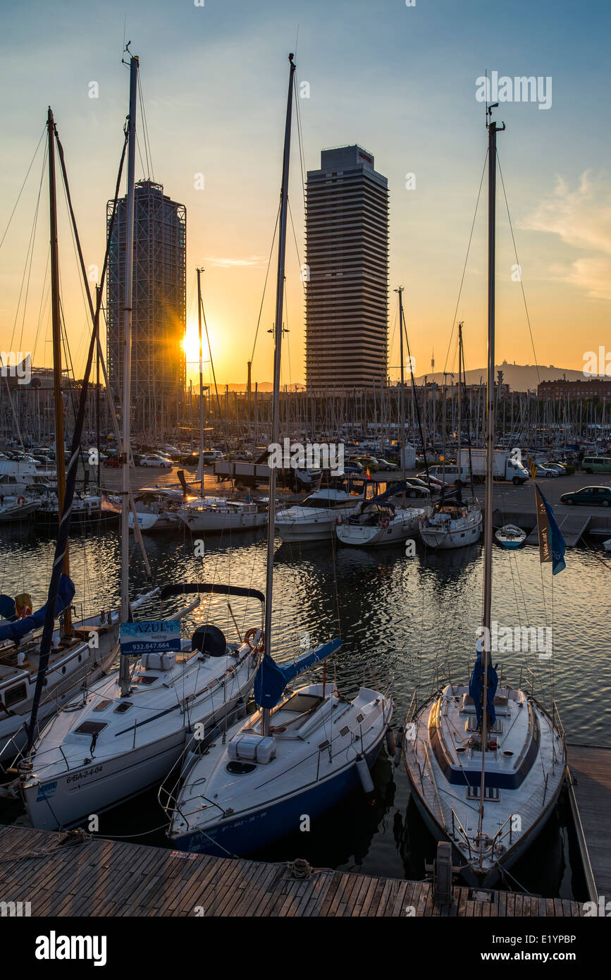 Barche nel porto di mare al tramonto, Barcellona. Foto Stock