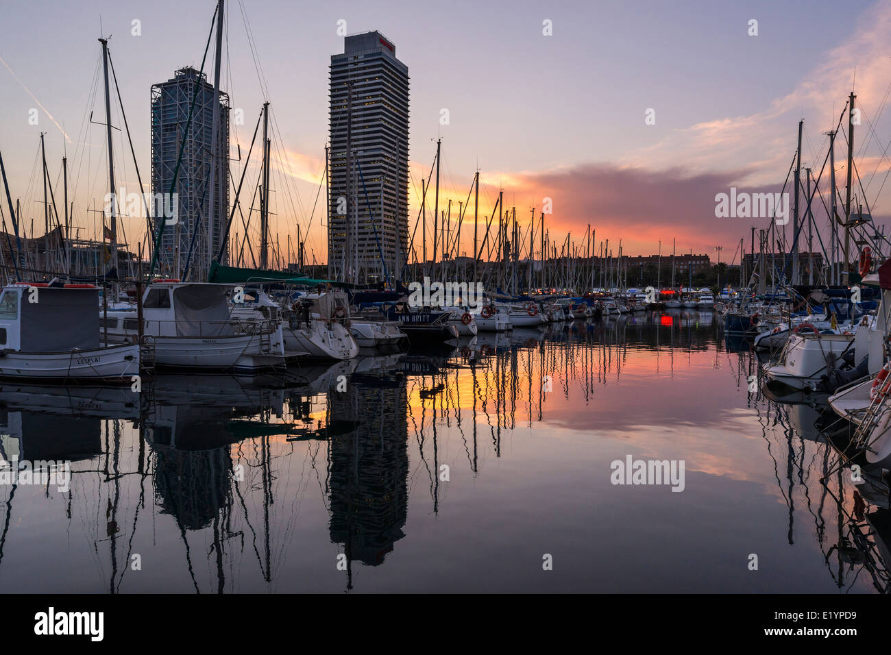 Skycrapers e barche in Barceloneta al tramonto. Foto Stock
