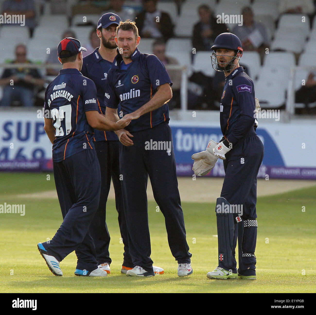 Canterbury, Regno Unito. 11 Giugno, 2014. David Masters è congratulato da James Foster e Ryan dieci Doeschate avendo preso il paletto di Darren Stevens durante la Natwest T20 Blast match tra Kent Spitfires ed Essex aquile presso l'Essex lo Spitfire credito di massa: Azione Plus sport/Alamy Live News Foto Stock