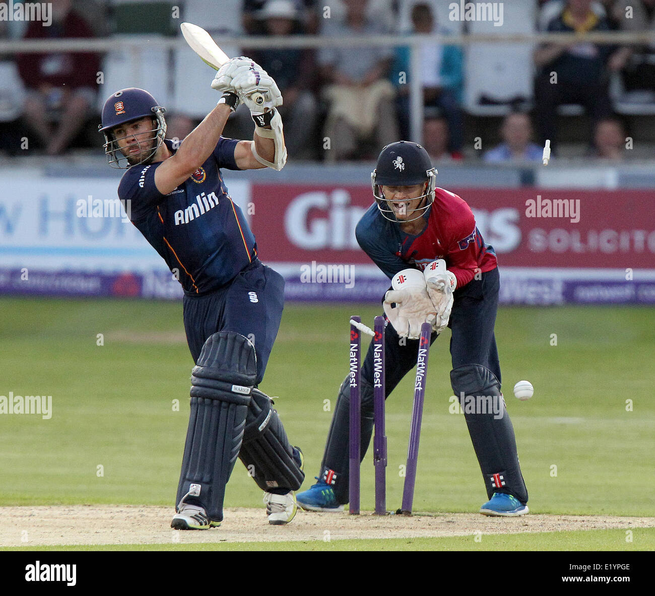 Canterbury, Regno Unito. 11 Giugno, 2014. Contrassegnare Pettini è colpiti da Darren Stevens durante la Natwest T20 Blast match tra Kent Spitfires ed Essex aquile presso l'Essex lo Spitfire credito di massa: Azione Plus sport/Alamy Live News Foto Stock