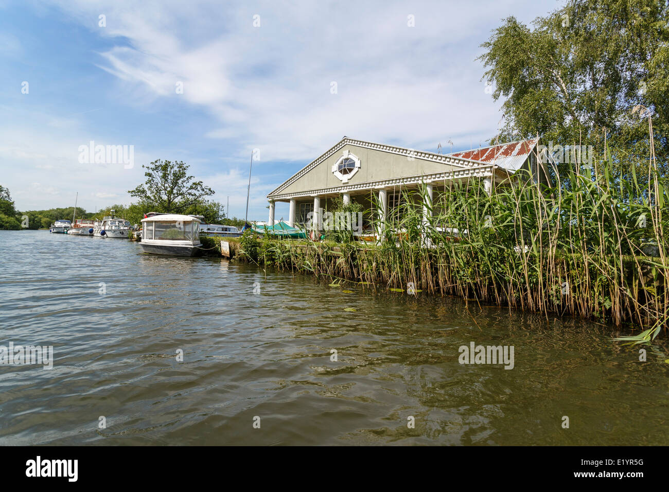 Una bella e soleggiata inizio giornata d'estate sul "Norfolk Broads' 'East Anglia' UK Foto Stock