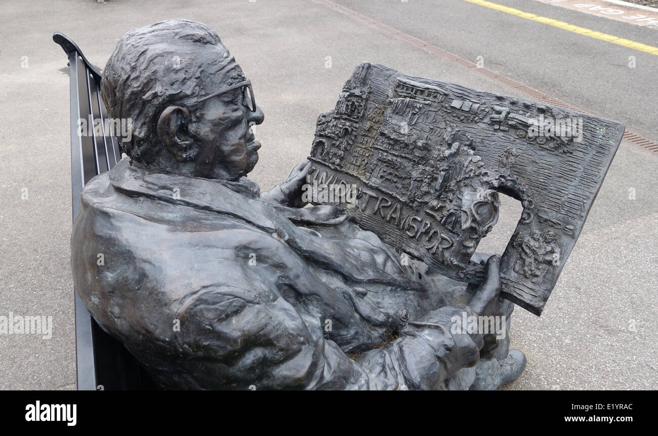 Scultura di Sir Nicholas George Winton MBE a Maidenhead Stazione ferroviaria -1 Foto Stock