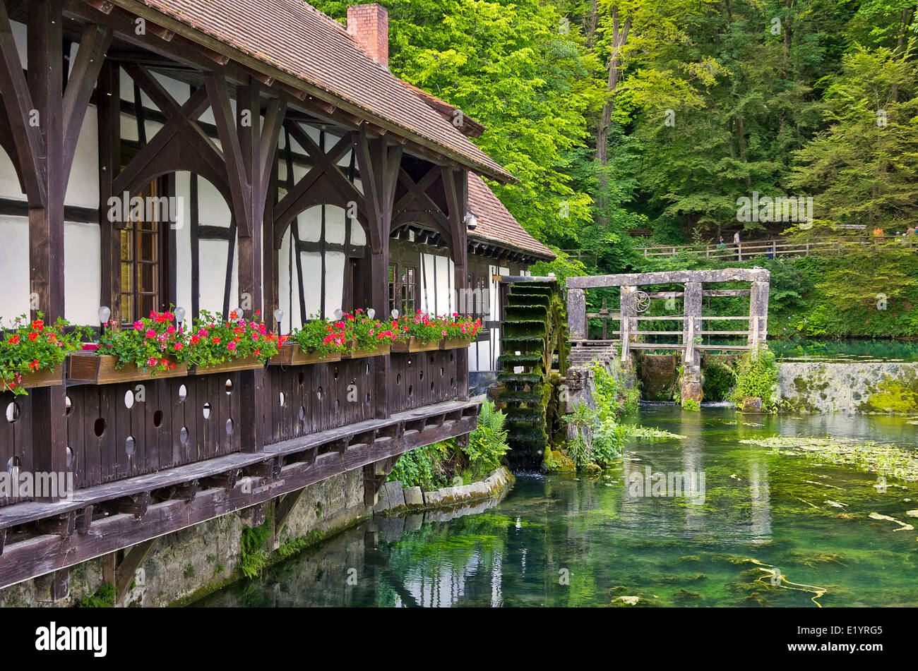 Vecchio mulino storico-ruota azionata forge. Foto Stock
