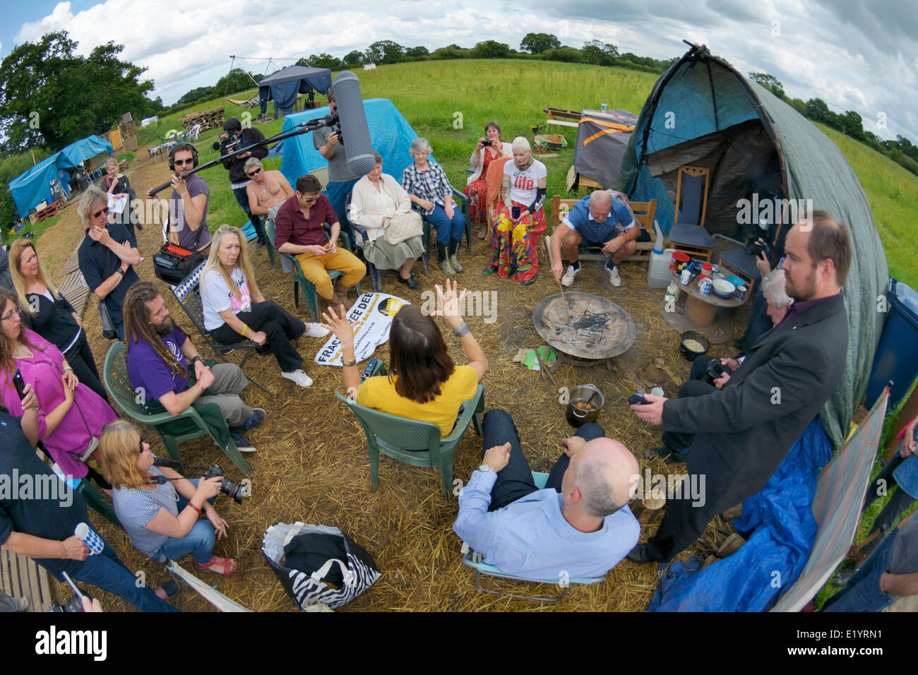 Chester, Regno Unito. 11th. Giugno 2014. Dame Vivienne Westwood locali di indirizzamento da Upton e anti-fracking attivisti provenienti da altre parti del paese mentre Elizabeth Arnold, membro dell'Shalefield Comitato organizzatore da una zona della Pennsylvania li informa dei pericoli e gli effetti dannosi fratturazione idraulica ha avuto sulla sua comunità. Credito: Dave Ellison/Alamy Live News Foto Stock