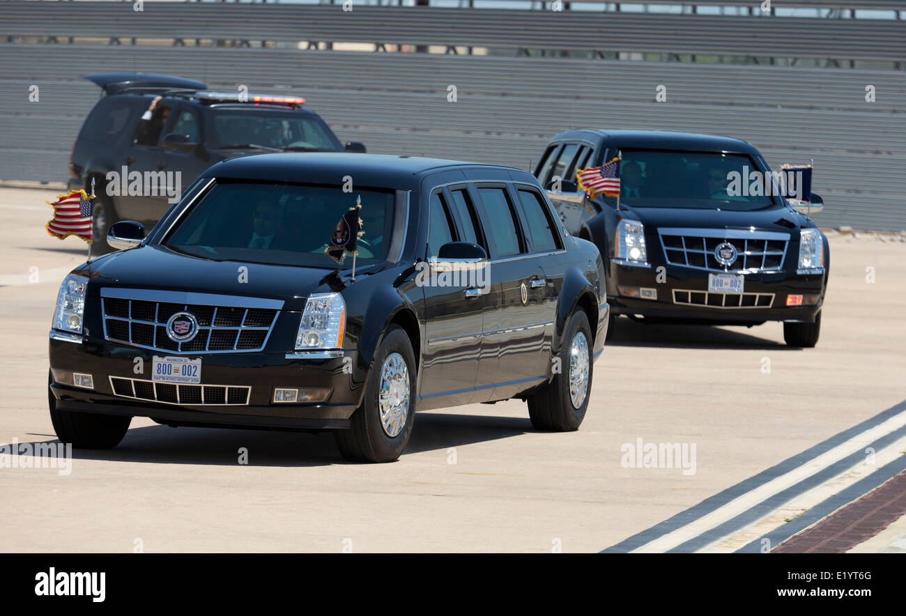 Le elezioni presidenziali per il giro della Papamobile con il Presidente Barack Obama e la First Lady Michelle Obama arriva all'aeroporto di Austin, TX. Foto Stock