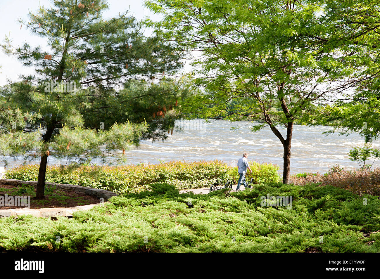 Vista pacifica dell uomo a camminare a fianco il Lachine rapids in Montreal. Foto Stock