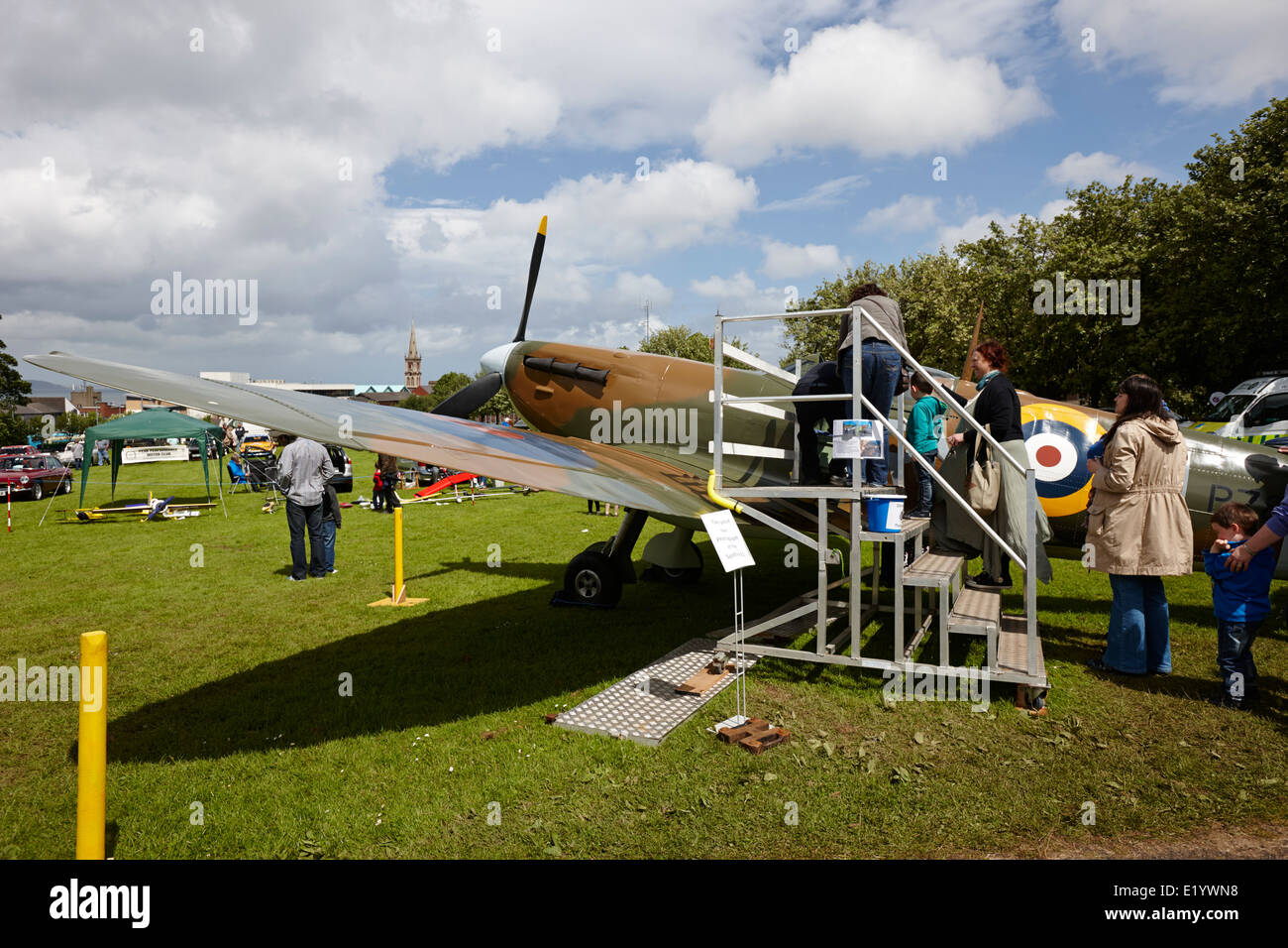 Le persone in coda per dare uno sguardo a uno Spitfire display aeromobili bangor Irlanda del Nord Foto Stock