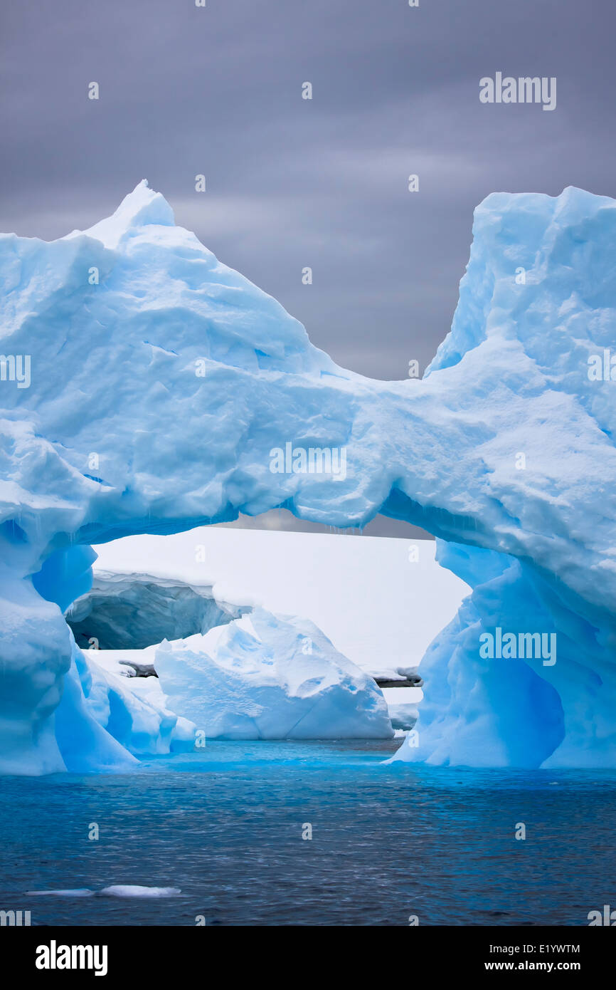 Grandi iceberg Antartico con una cavità interna Foto Stock