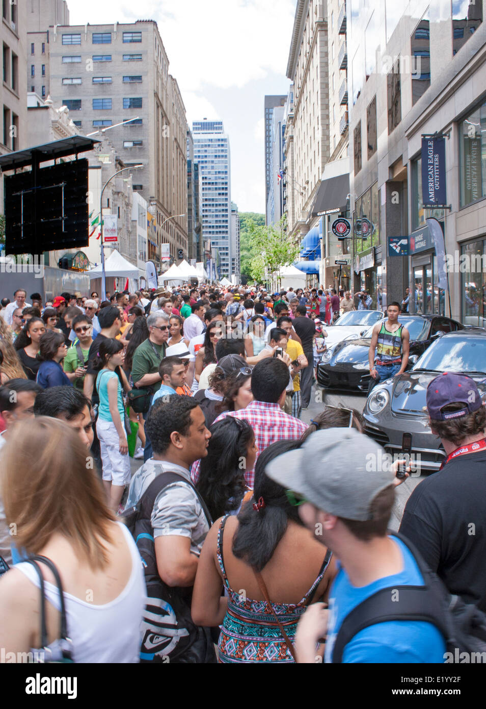 La folla line Peel Street a Montreal per guardare a costose automobili sportive su FORMULA ONE Grand Prix Weekend Foto Stock