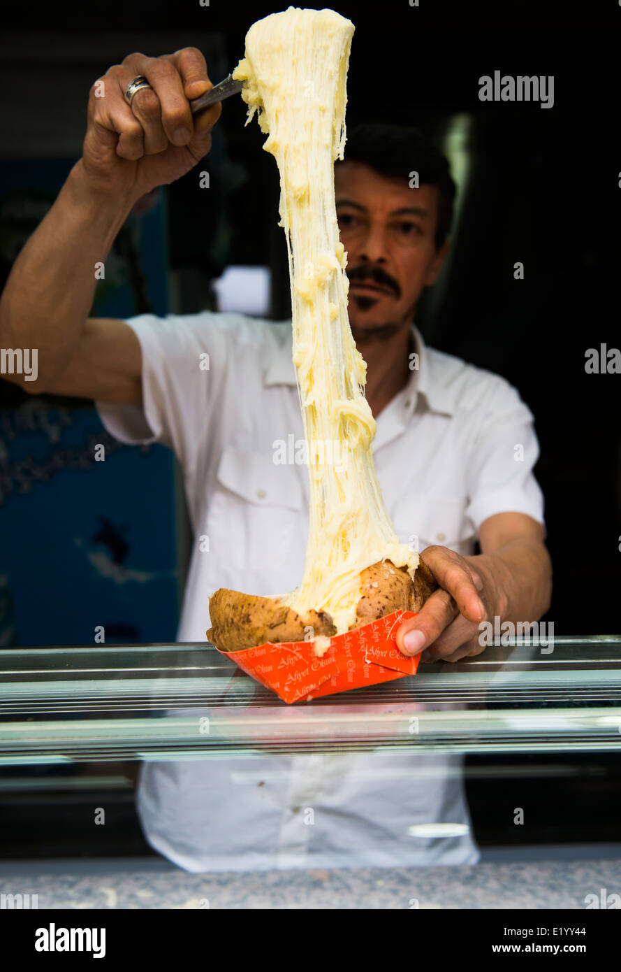 Kumpir (un mega big patate al forno ripiene con molte gustose farciture) Potato è molto popolare di cibo di strada in Ortakoy ,Istanbul Foto Stock