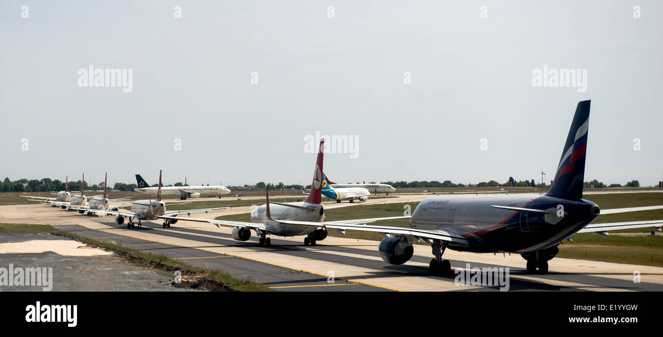 Gli aeroplani di traffico voce alla pista di Abu Dhabi all'aeroporto internazionale. Foto Stock