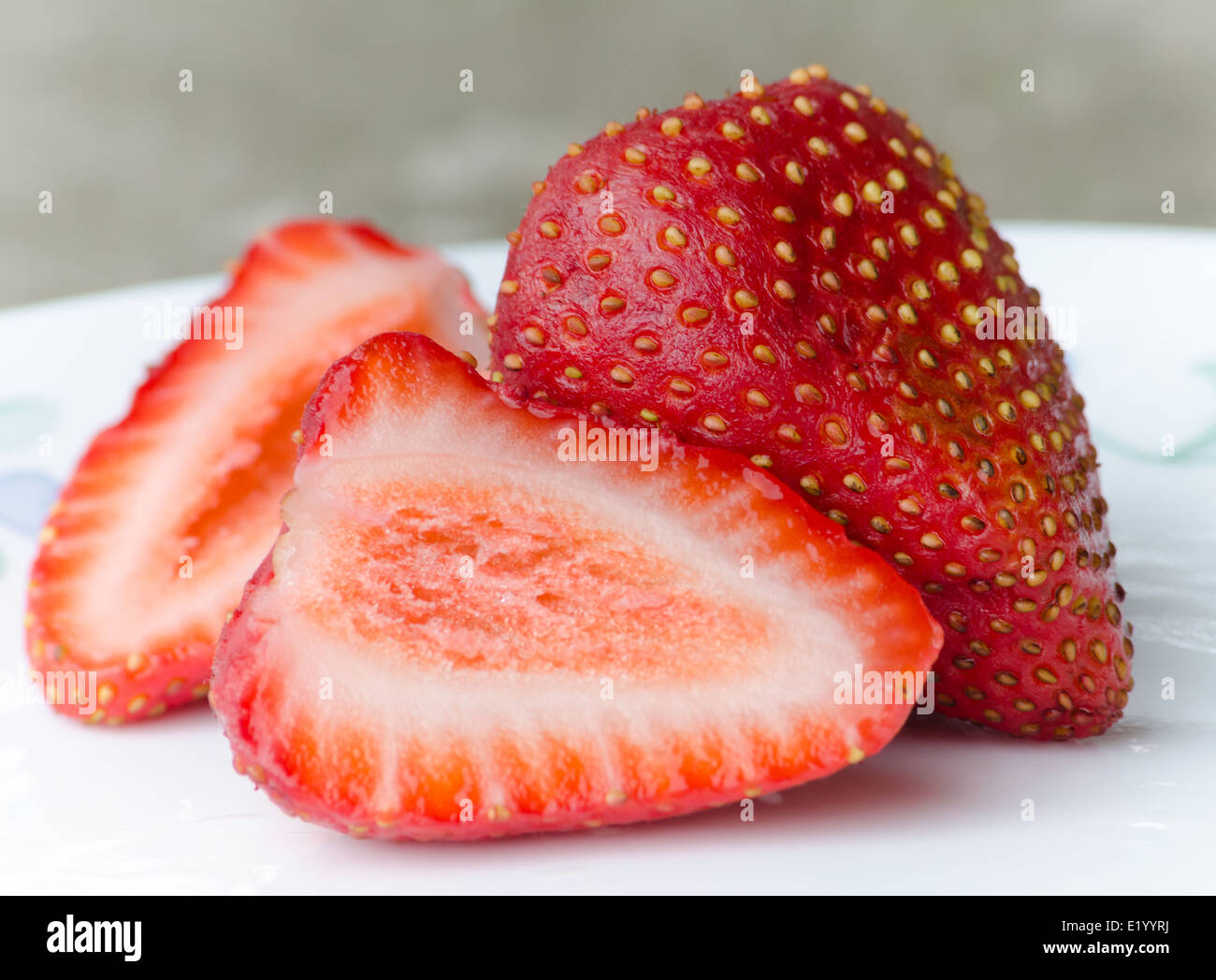Cut-up fragole su una piastra Foto Stock