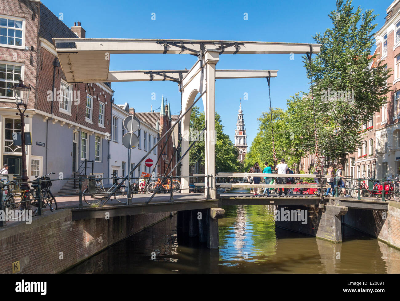 Amsterdam Groenburgwal canal con Staalmeester il ponte levatoio e Zuiderkerk, Chiesa sud. Foto Stock