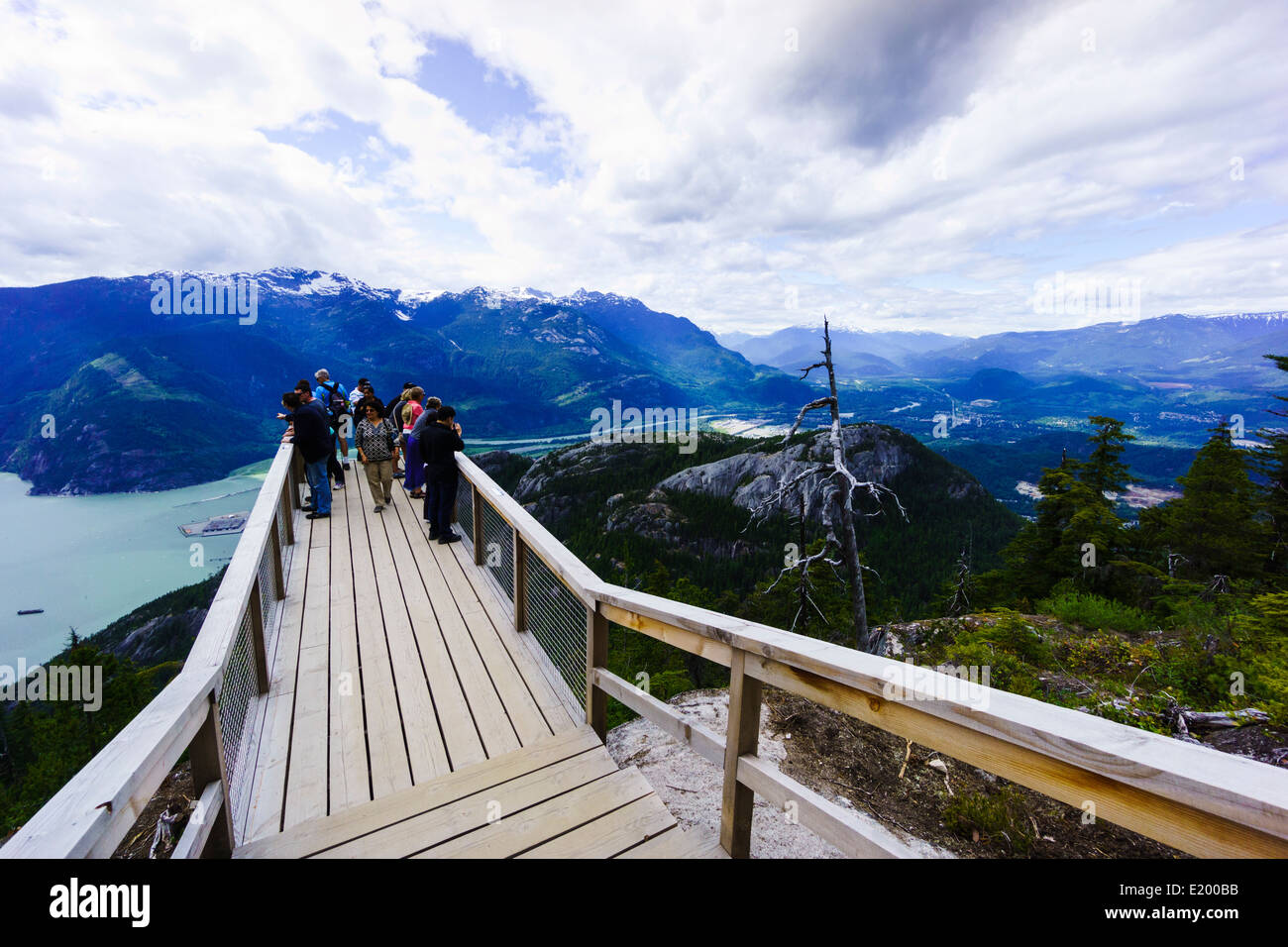 Il capo si affacciano su piattaforma di osservazione, Sea to Sky Gondola, Squamish, British Columbia, Canada. Foto Stock