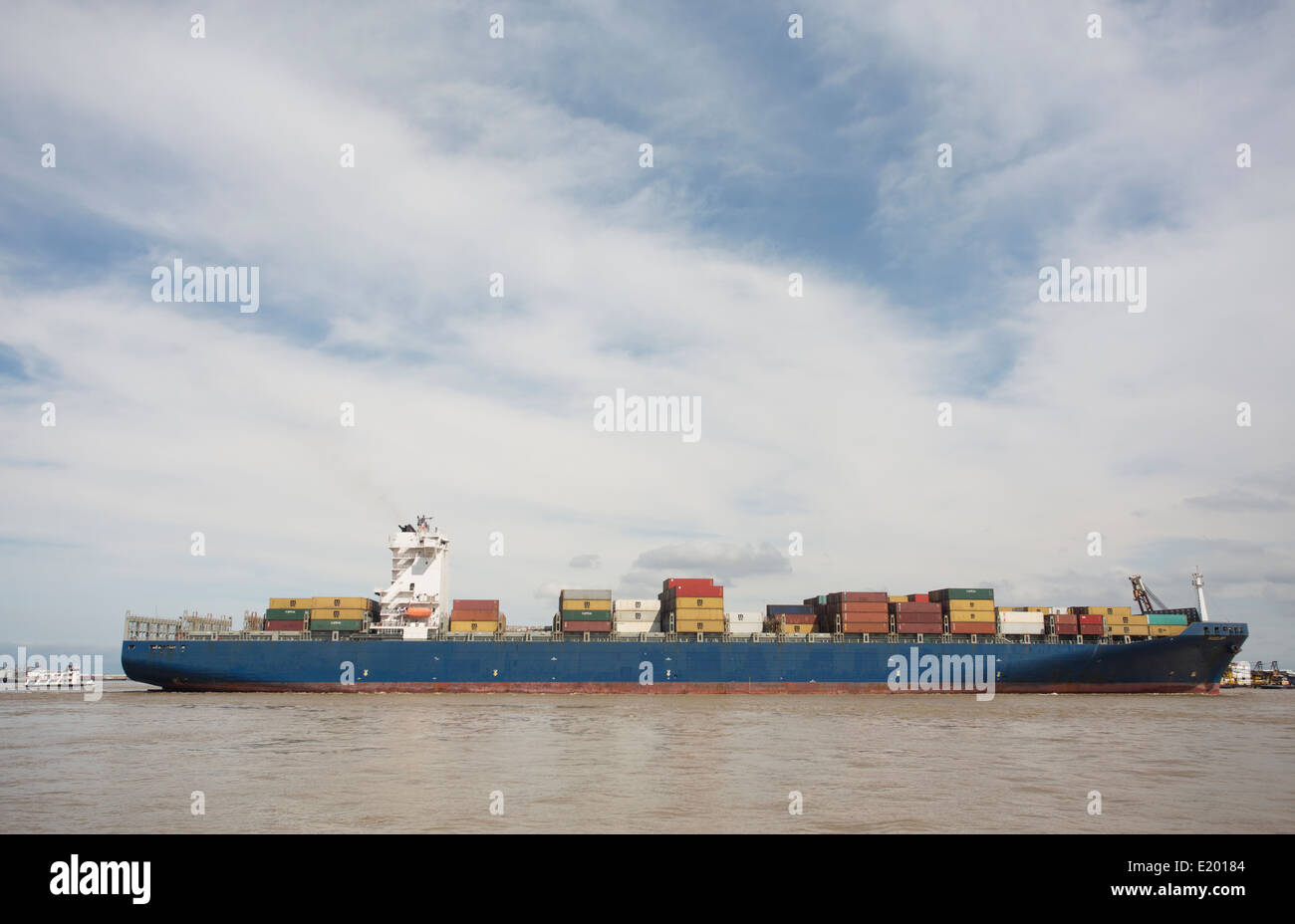 Un ampio angolo di visione del carico di una nave contro un luminoso, bianco e blu cielo. Foto Stock