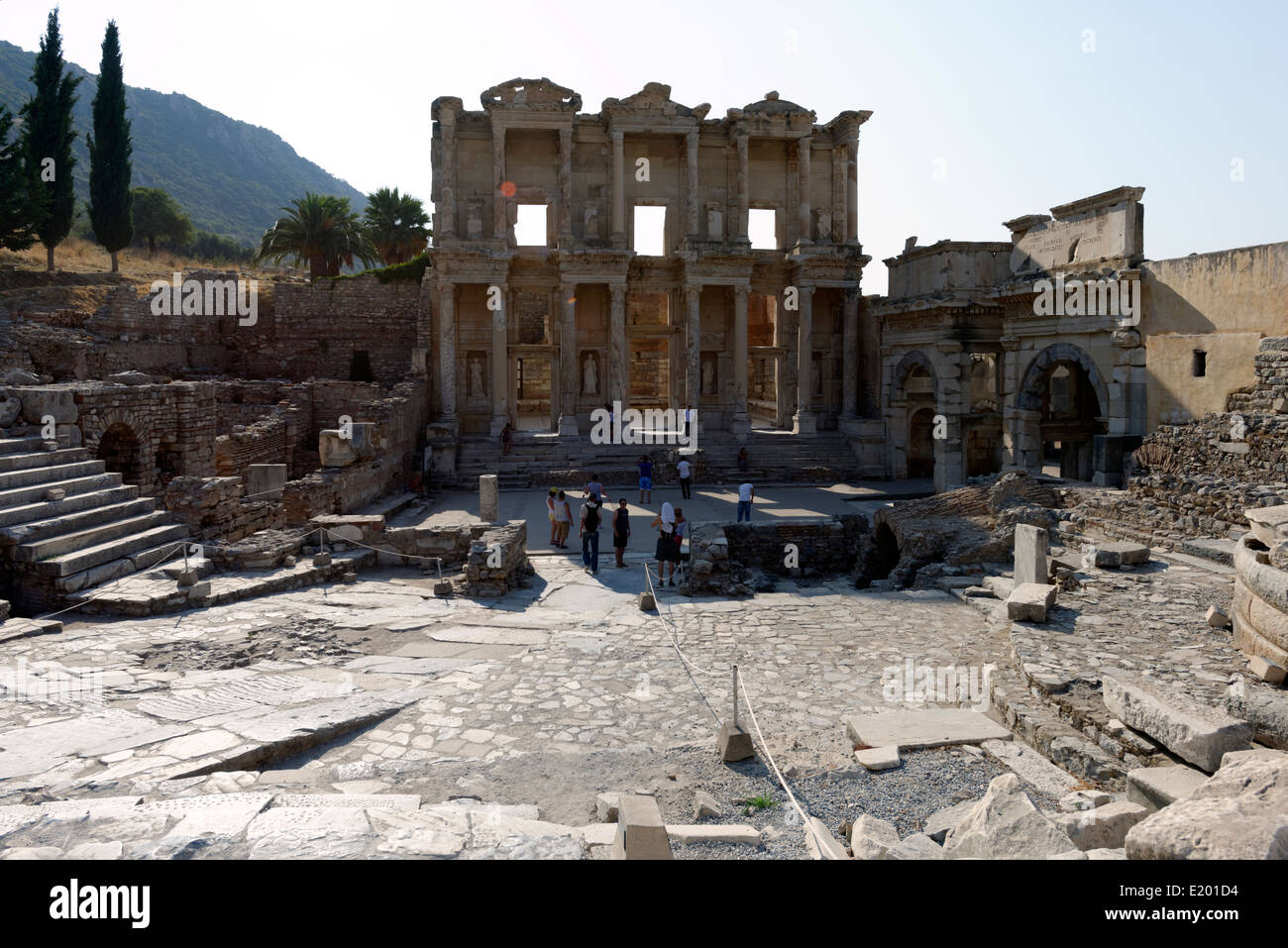 la-ricostruzione-della-biblioteca-di-celso-che-la-citt-antica-pi