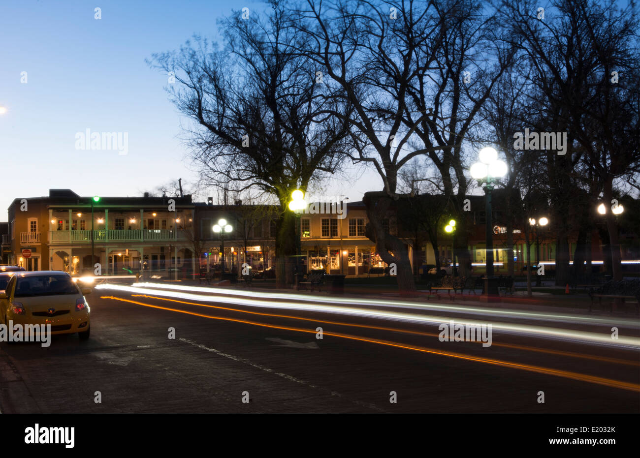 Santa Fe New Mexico piazza storica Plaza a colore di notte con lo spostamento del traffico Foto Stock