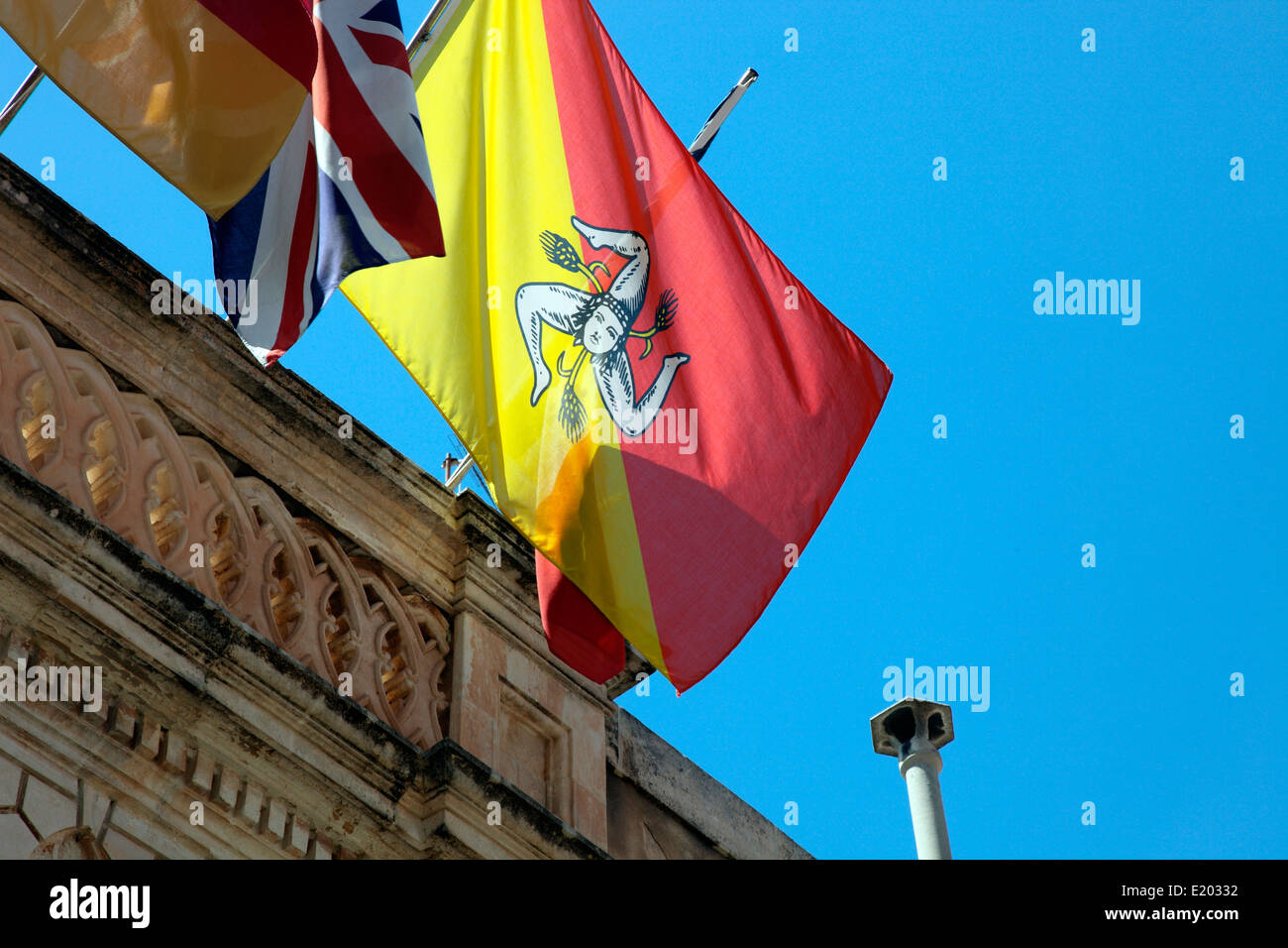 Bandiera siciliana volare con la Union Jack a Scicli Foto Stock