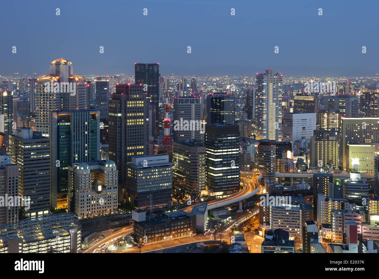Osaka in Giappone skyline della città e il centro cittadino di edifici di notte Foto Stock