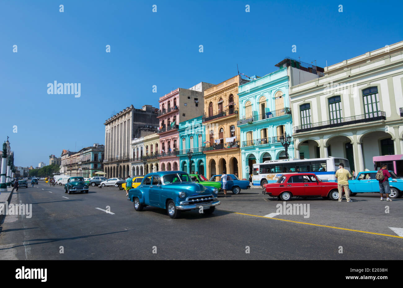 Cuba Avana vecchia auto classiche e taxi sulla strada di Capitale nel centro città della Habana con traffico e degli anni cinquanta autos Foto Stock