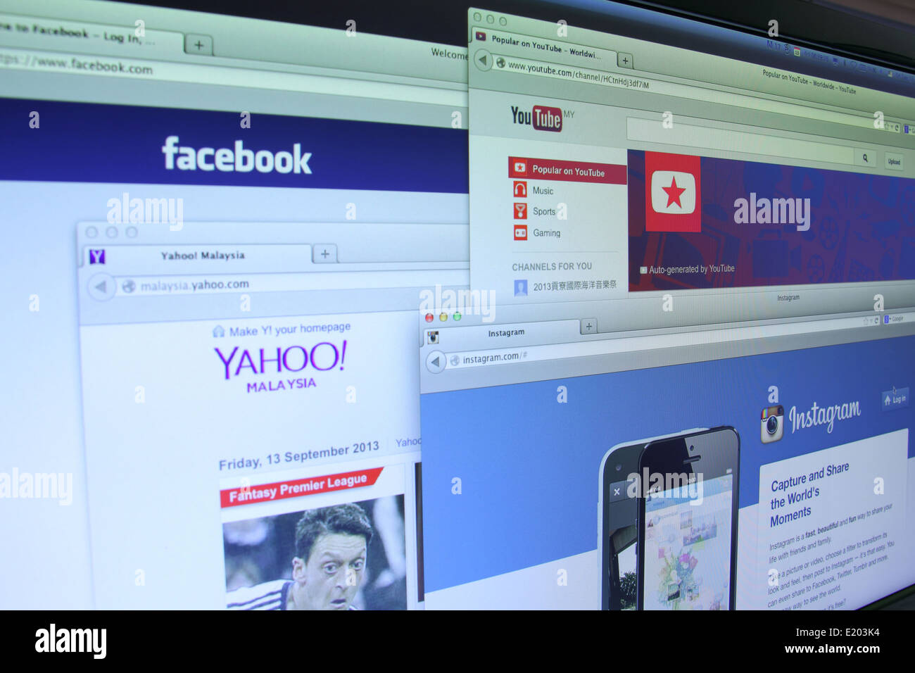 Foto di Facebook, Youtube Instagram e Yahoo homepage su schermo di un monitor. Vi sono famosi websitein il mondo Foto Stock