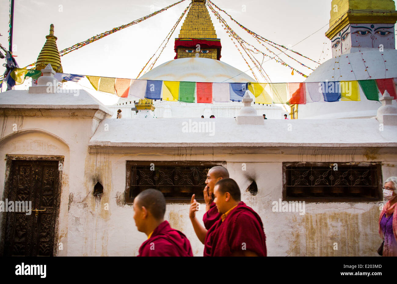 Kathmandu in Nepal tre monaci passeggiate alla Stupa Boudhanath Foto Stock