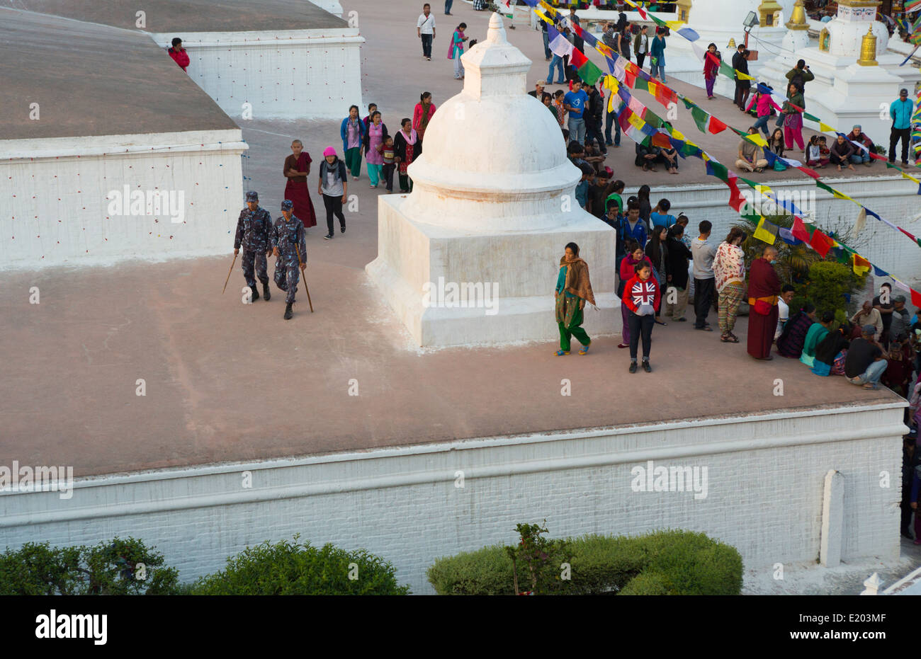 Kathmandu in Nepal la folla a piedi la Stupa Boudhanath Foto Stock