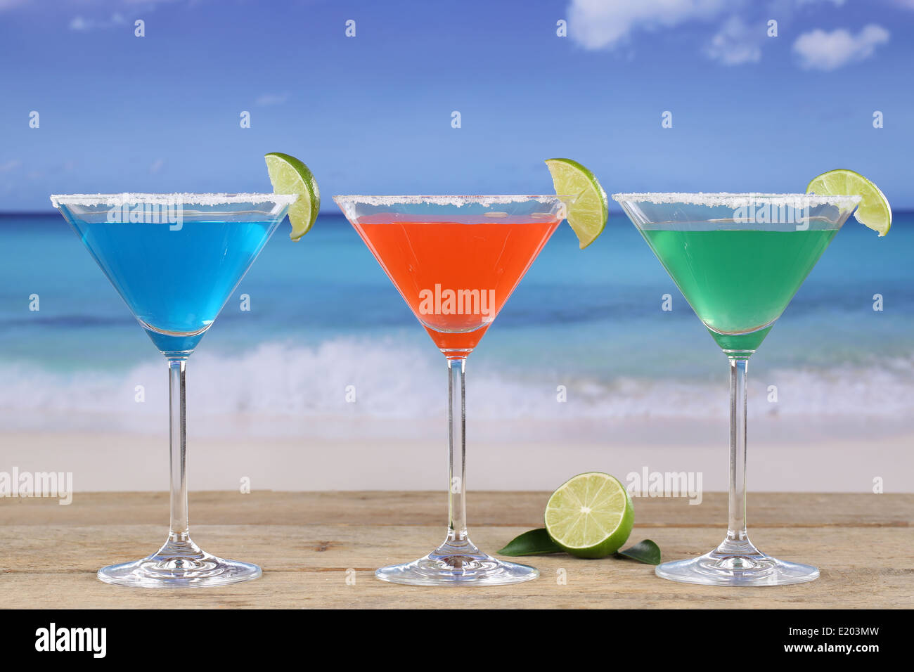 Martini Cocktail in bicchieri con limoni in estate sulla spiaggia Foto Stock
