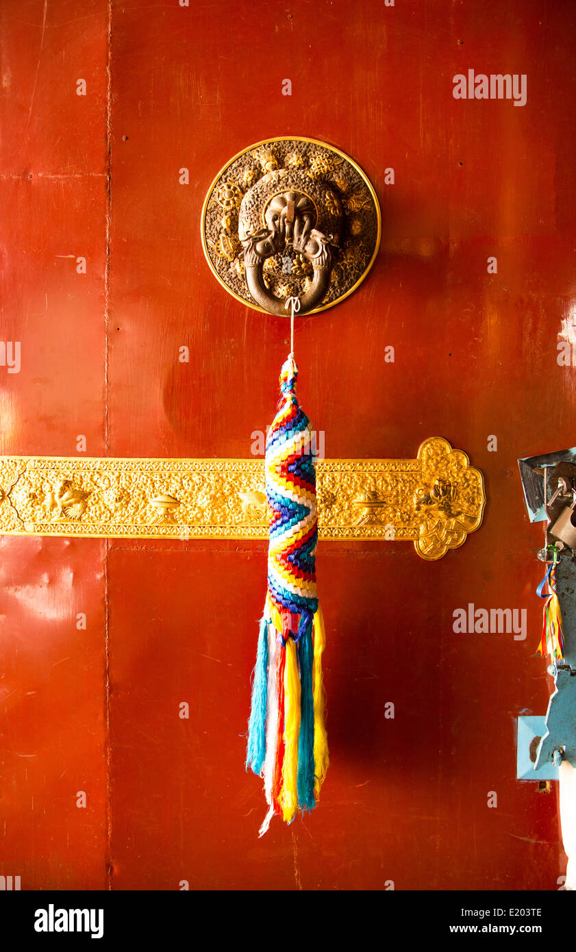 Kathmandu in Nepal maniglia della porta con colorati welcome thong appeso di Drikung Kagyu Rinchenling monastero Kathmandu orientale. Foto Stock