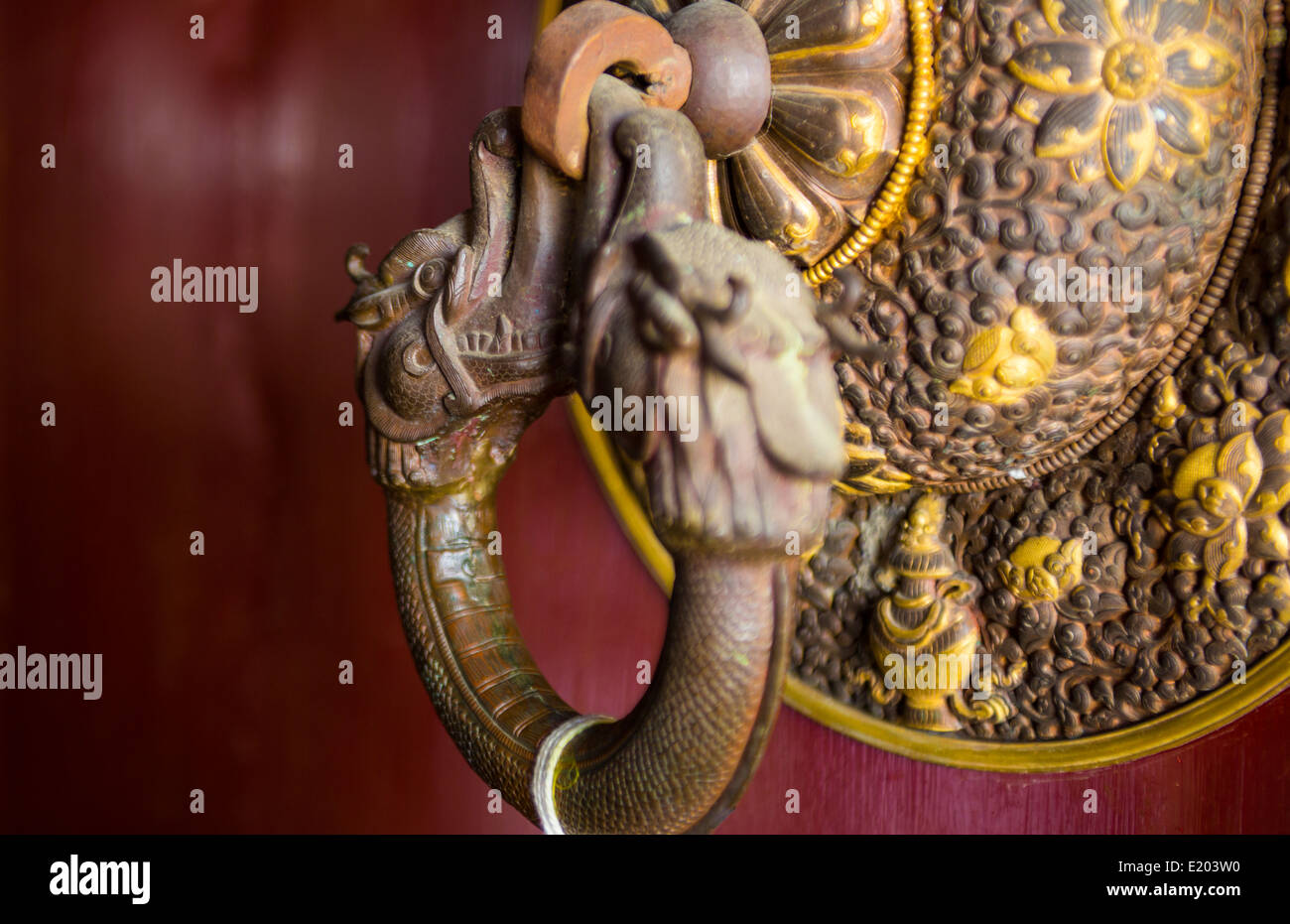 Kathmandu in Nepal ornato maniglia della porta al Drikung Kagyu Rinchenling monastero. Kathmandu orientale Foto Stock
