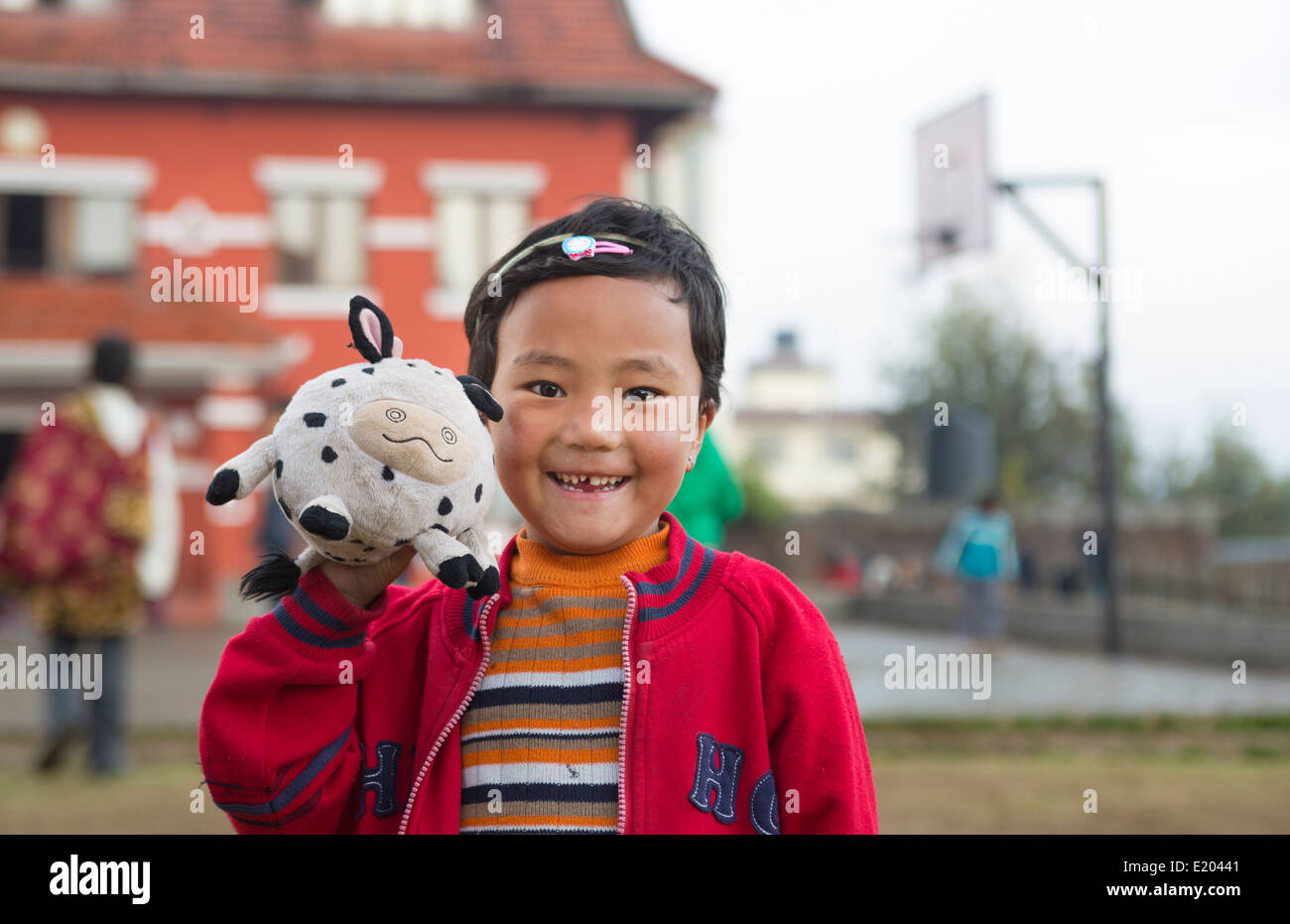 Il Nepal Kathmandu bambino nepalese in posa con la vacca sacra e sorridente in Nayapati, Kathmandu orientale 1 Foto Stock