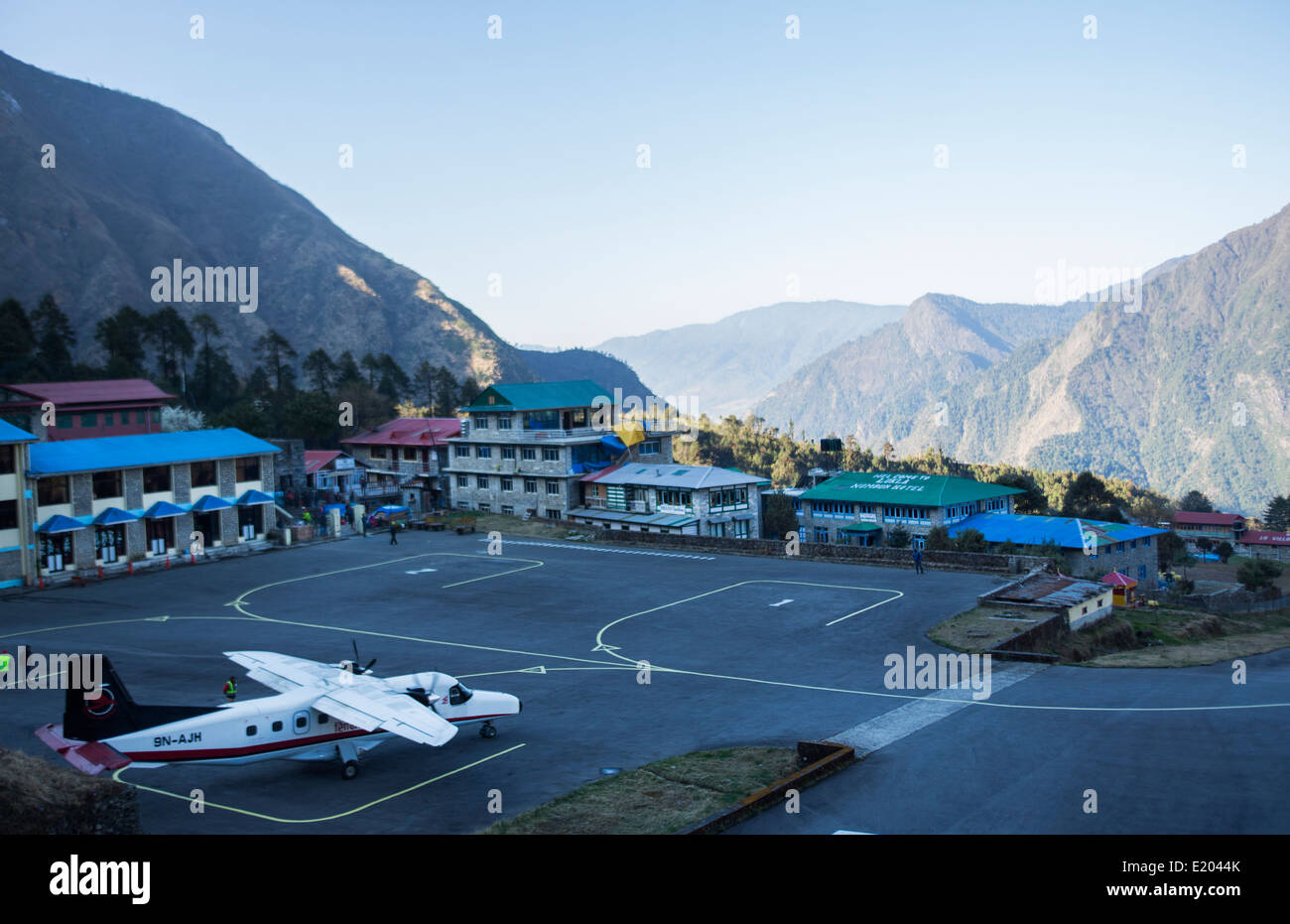 Lukla Nepal piano pista di LullaTenzing Hillary aeroporto di Lukla,Nepal vicino a Mt Everest più pericoloso airport nel mondo Foto Stock