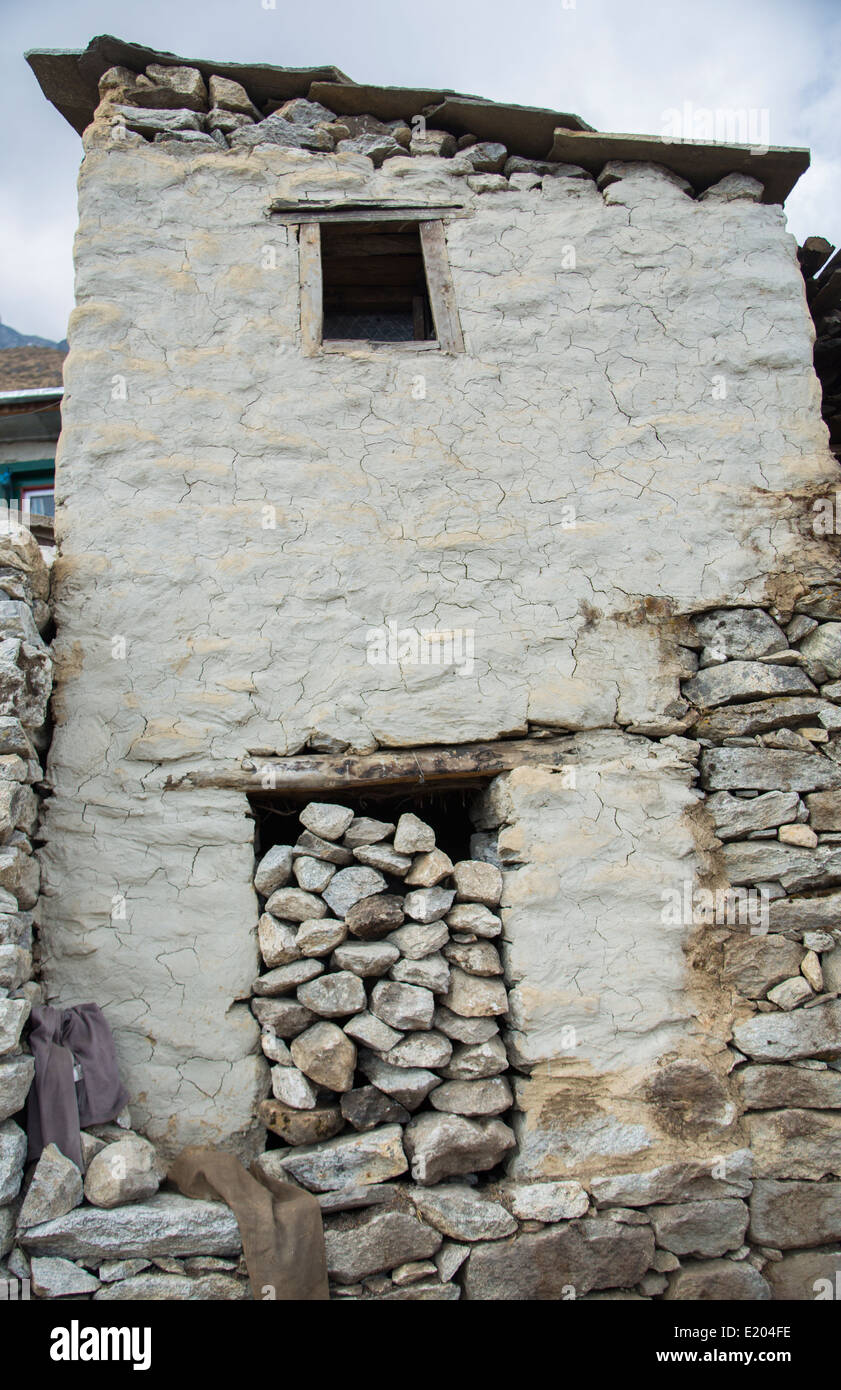 Il Nepal quello che è chiamato un 'old-style' Sherpa house con la sua porta riempito con pietre nel villaggio di Khumjung, Solukhumbu, Foto Stock