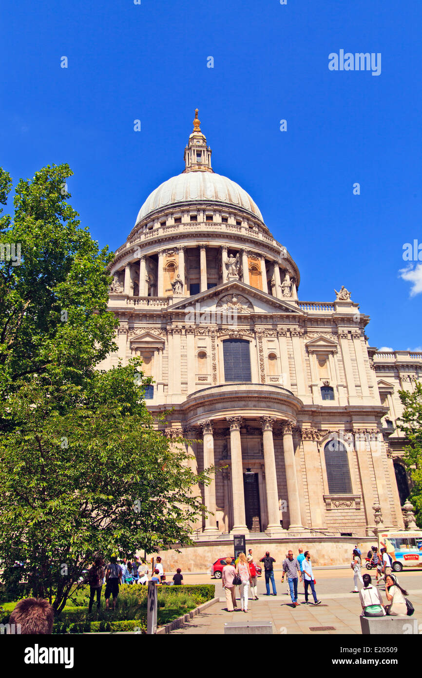 La Cattedrale di St Paul e facciata a sud dal Millennium Bridge Approach Foto Stock