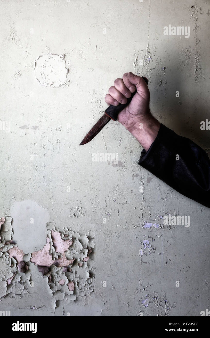 Un maschio di lato con un coltello arrugginito Foto Stock