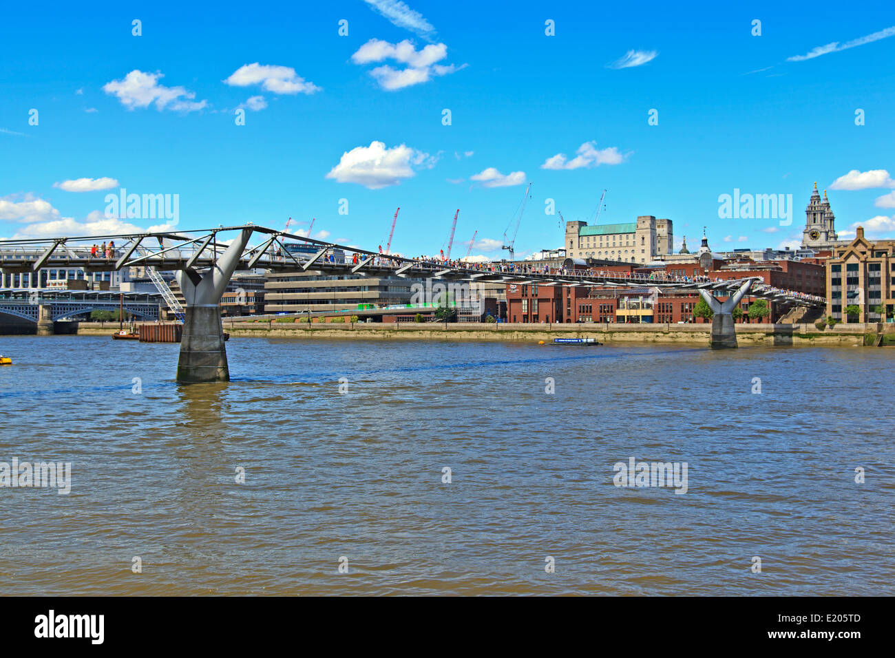 Il Millennium Bridge che attraversa il fiume Tamigi a Southwark Foto Stock