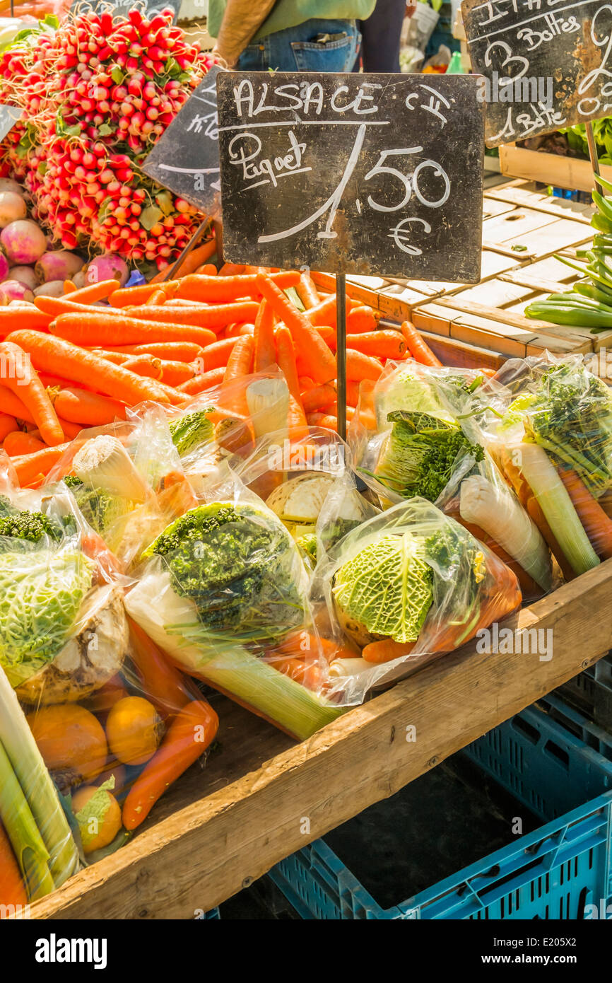 Alsaziano ravanelli, carote e cavoli cappucci per la vendita in un mercato all'aperto, Mulhouse, Alsazia, Francia Foto Stock