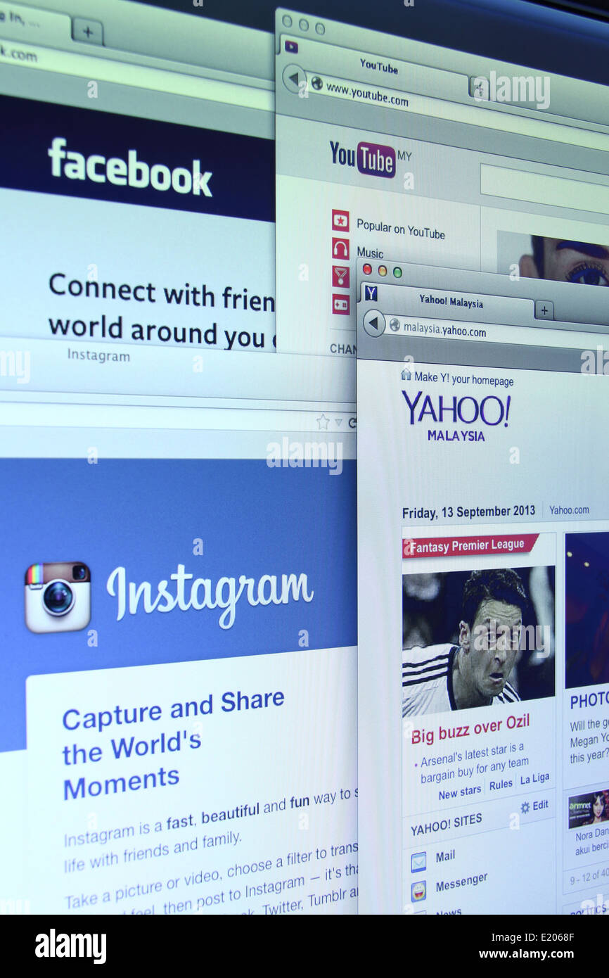 Foto di Facebook, Youtube Instagram e Yahoo homepage su schermo di un monitor. Vi sono famosi websitein il mondo Foto Stock