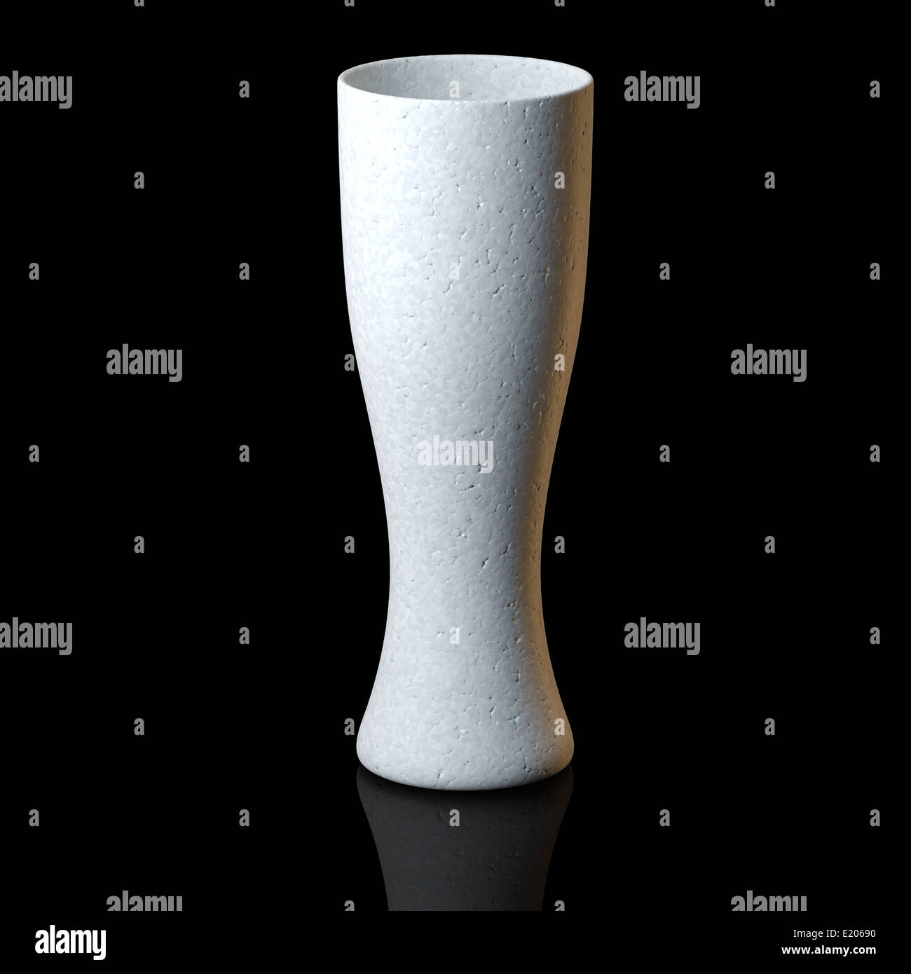 La raccolta di vetro - birra bianca. Su sfondo nero Foto Stock