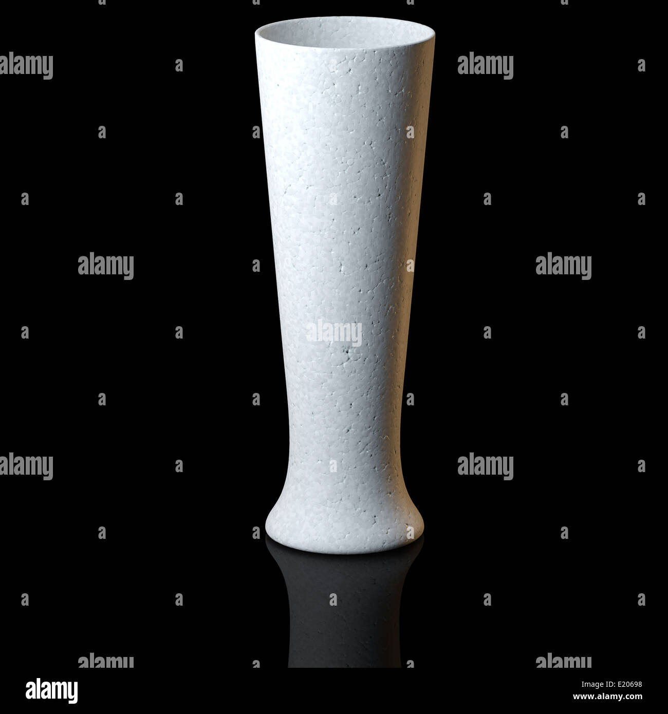 La raccolta di vetro - birra bianca. Su sfondo nero Foto Stock